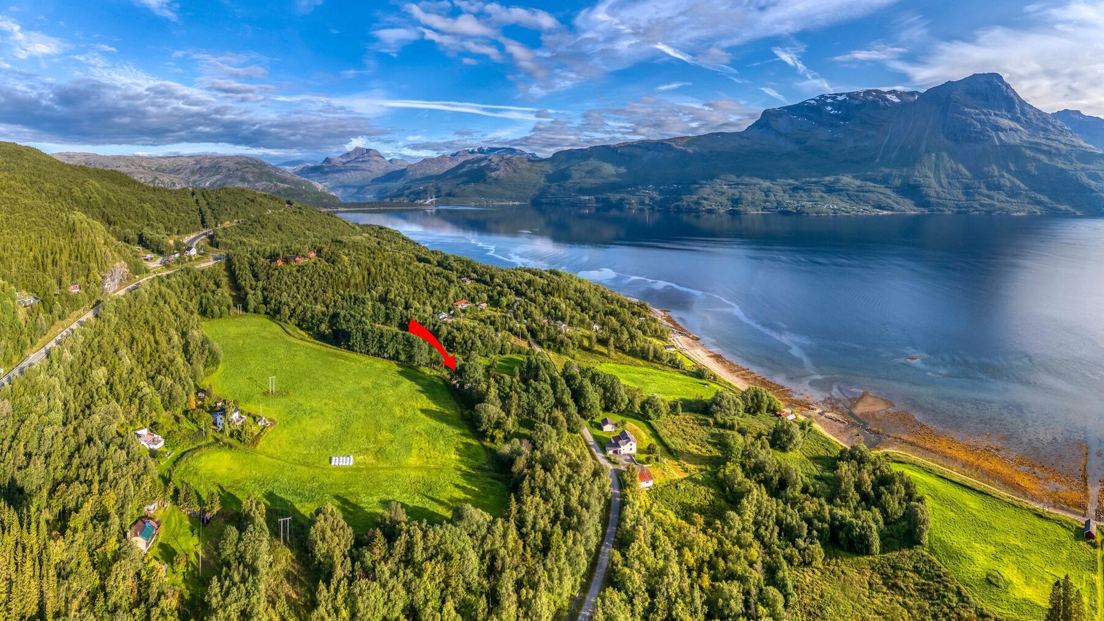 Fra eiendommen er det ca. 15 minutter med bil til Narvik. Galleribilde