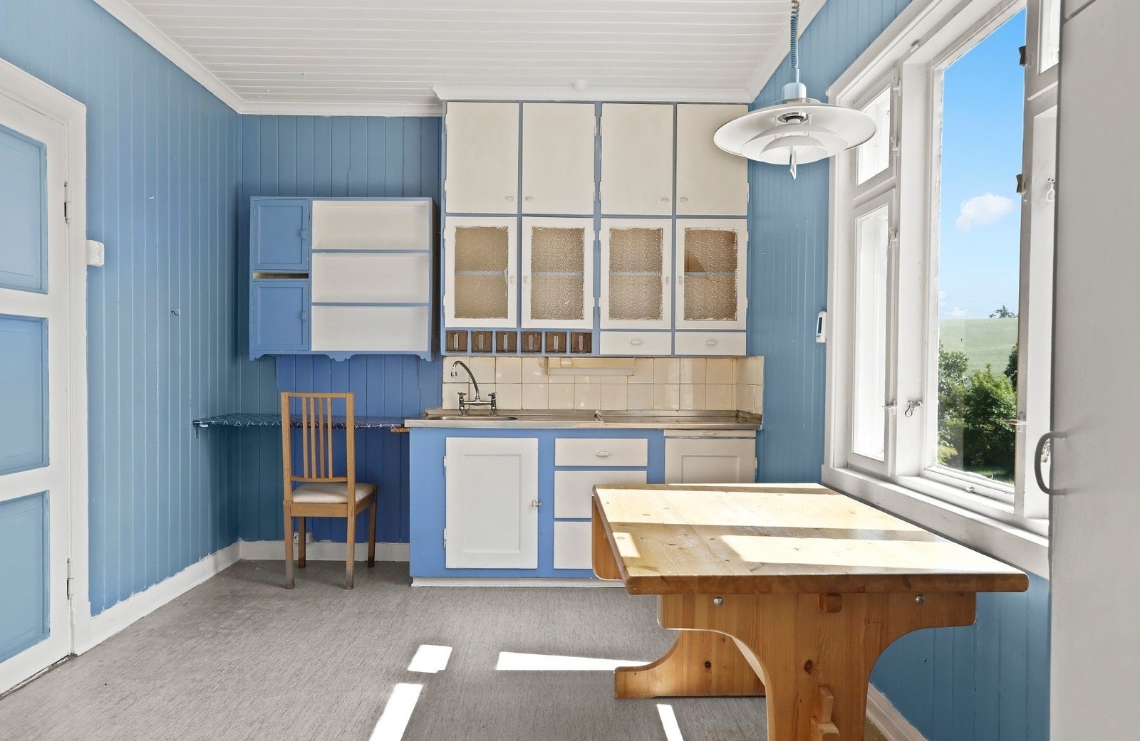 Bemerk at bildene i markedsføringen av eiendommen er tatt ved et tidligere salg av eiendommen, avvik kan derfor forekomme. Konferer megler. Galleribilde