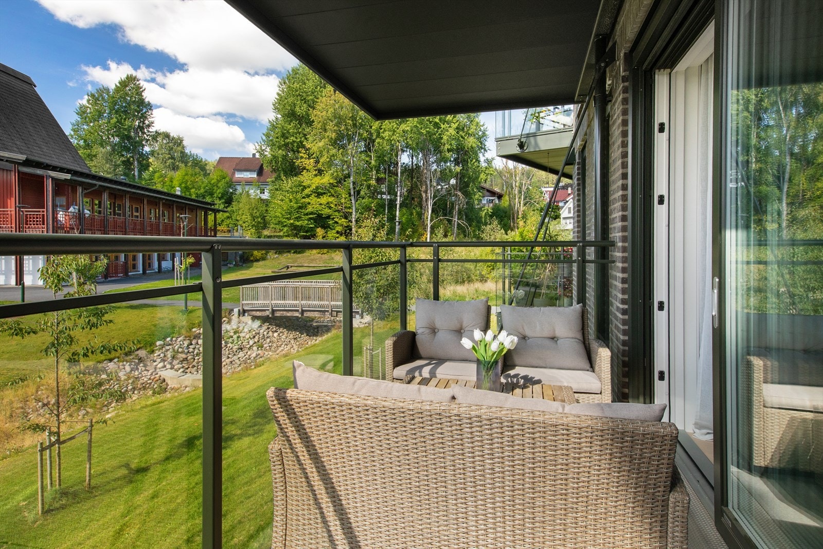 Balkongen har god plass til sittegruppe og byr på et åpent og grønt utsyn mot nærområdet. Galleribilde