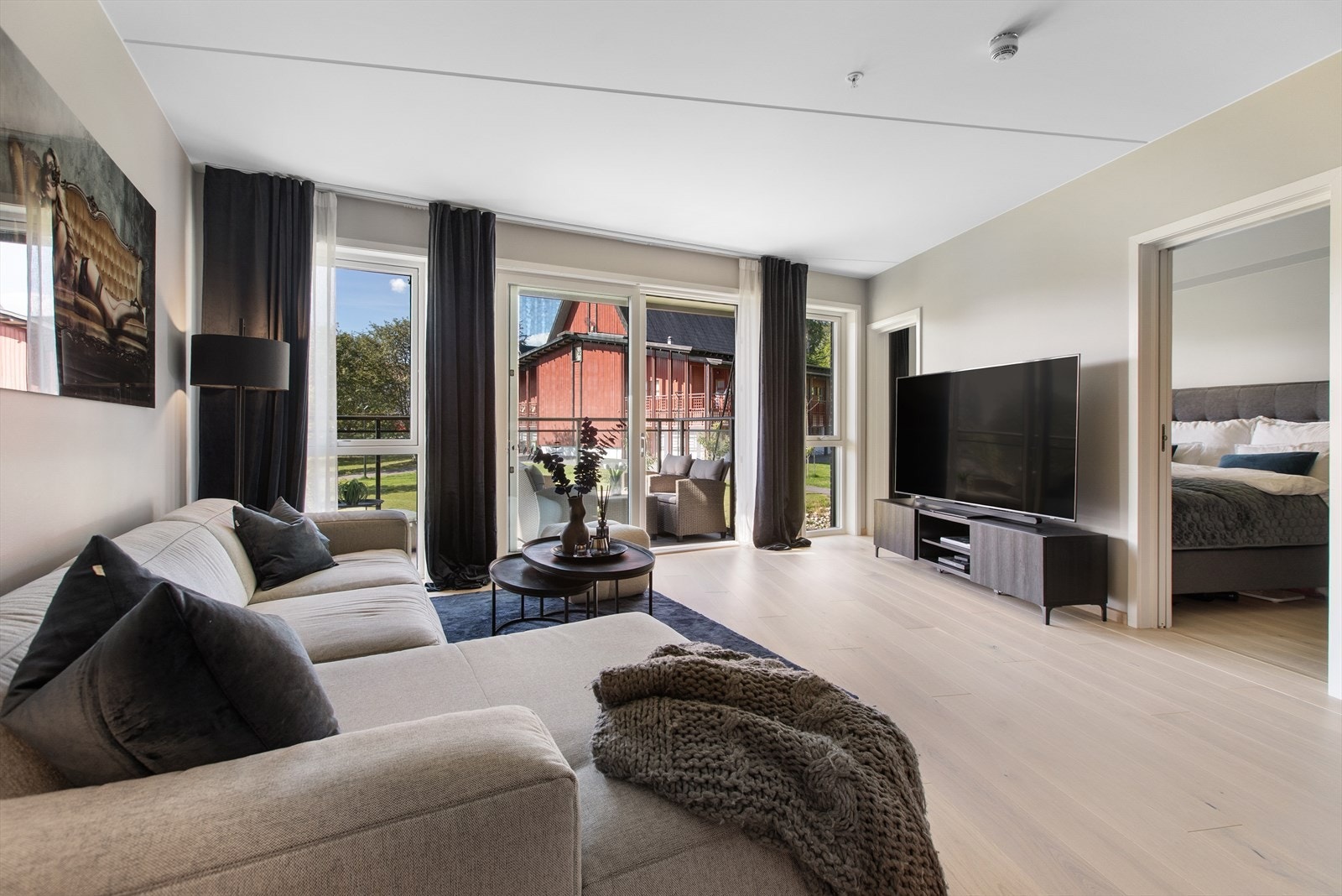 Det er godt med plass til både sofagruppe og spisebord. Galleribilde