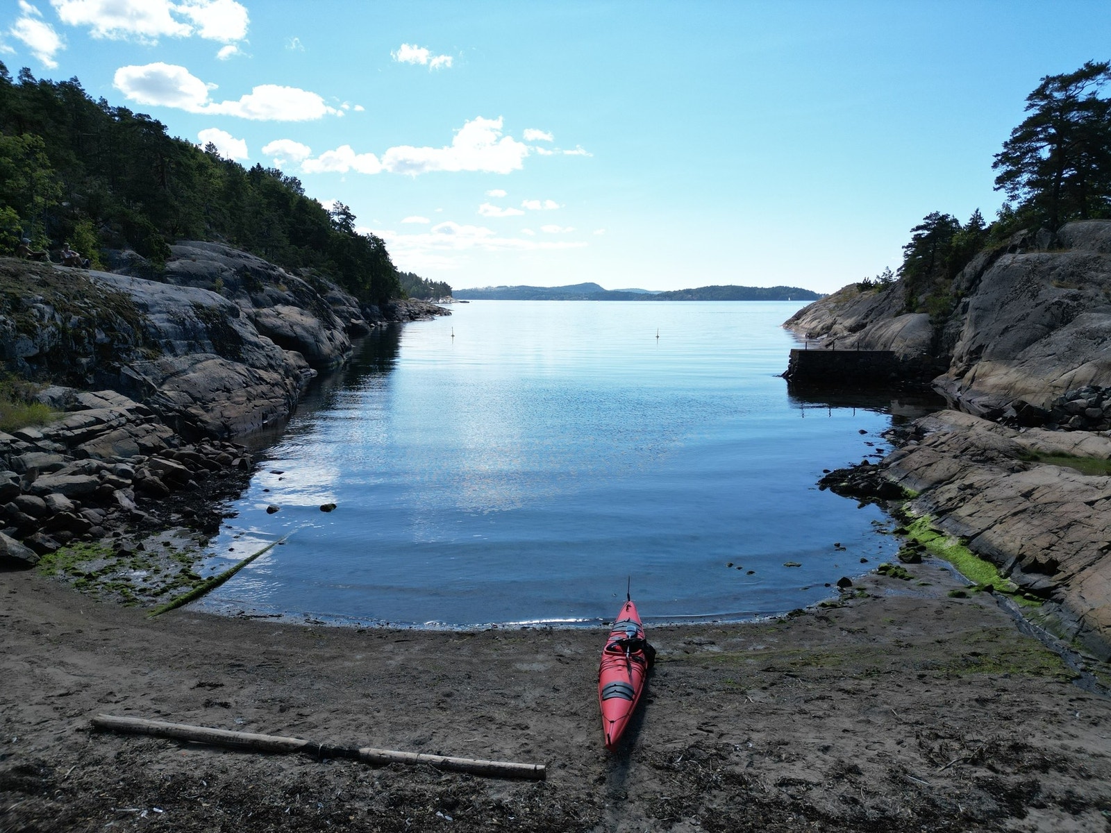 Hva med en kajakk tur ut fra badeplassen, eller ta et bad. Galleribilde
