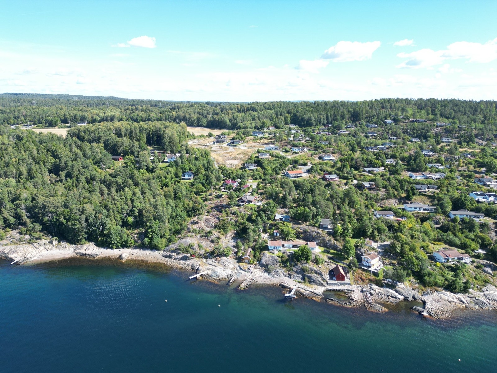 Hyttene ligger med kort avstand til Oslofjorden, ikke langt fra et morgenbad eller fiske. Galleribilde