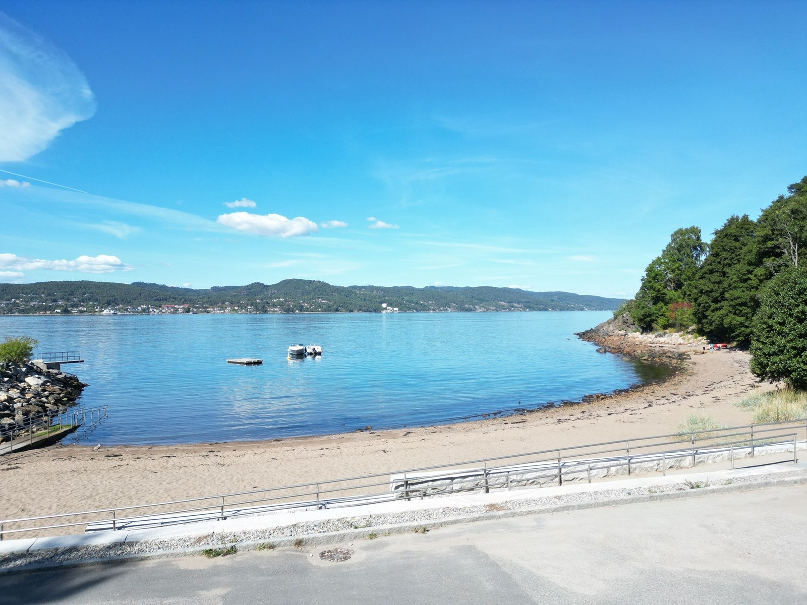 Det er god plass her, og mange kommer hit for lange og late dager på stranden fra hyttefeltet. Galleribilde