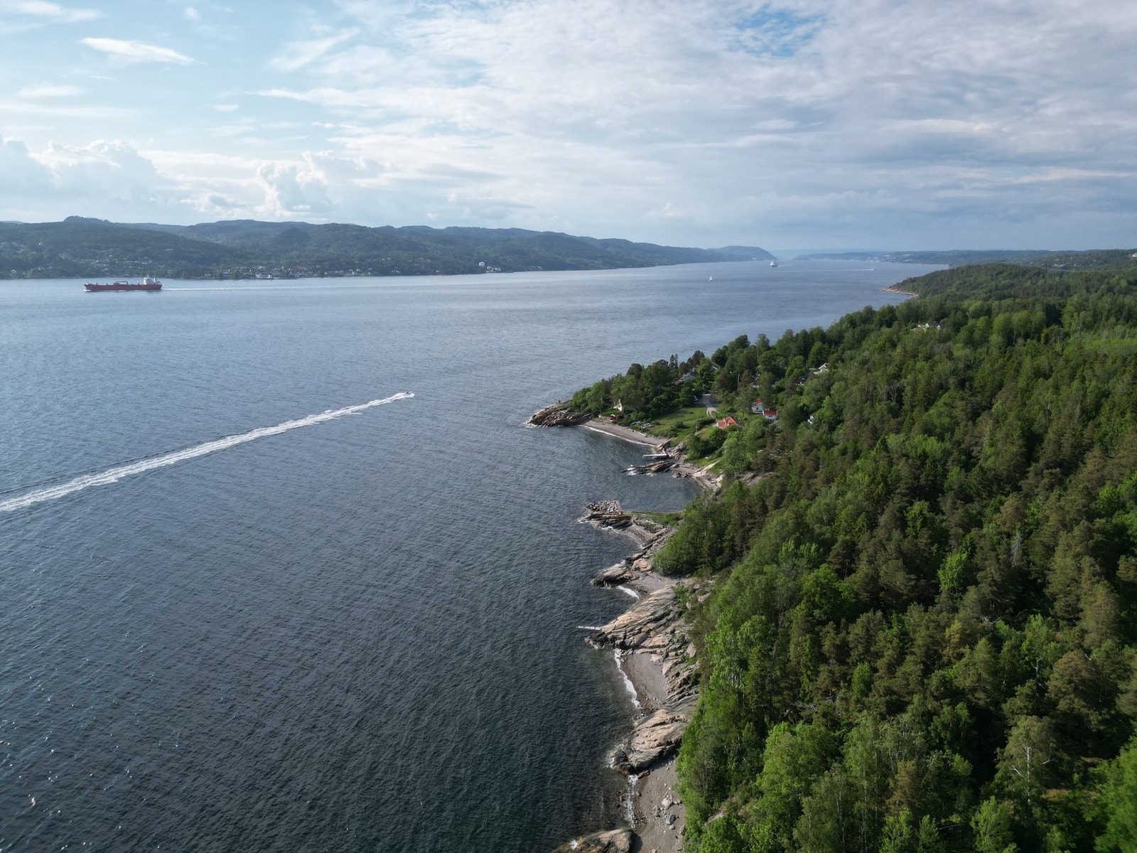 Dette bildet er nordover, mot Drøbak og Oscarsborg i horisonten. Galleribilde