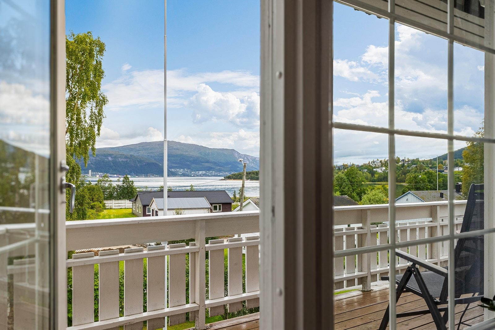 Utgang til verandaen gir mulighet for å nyte utsikten over nærliggende landskap og ikke minst havet. Galleribilde