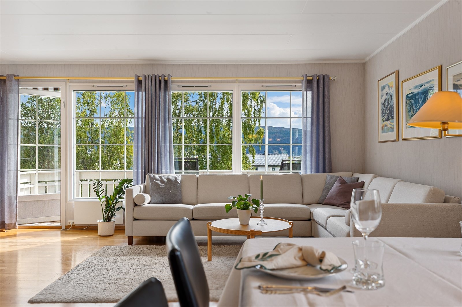 Utgang til terrasse gir enkel tilgang til uteområdet fra stuen. Galleribilde