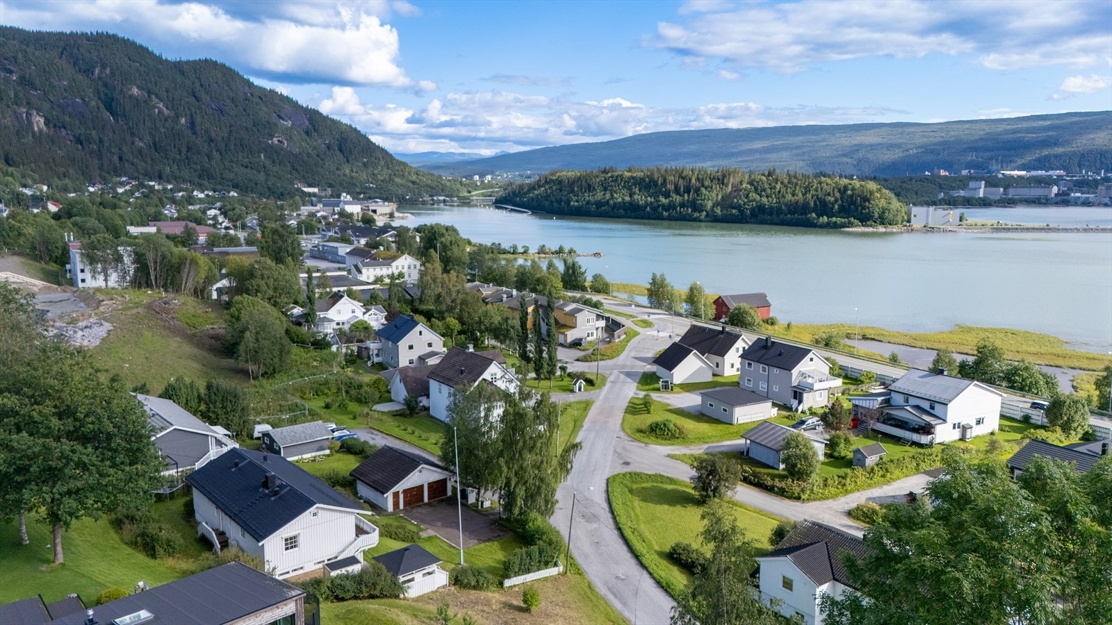Eiendommen har flott utsikt mot elven og omkringliggende landskap. Galleribilde