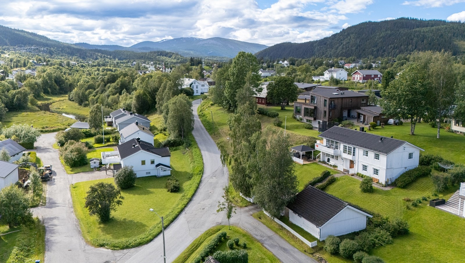 Området byr på grønne omgivelser med nærhet til naturen og rekreasjonsområder. Galleribilde