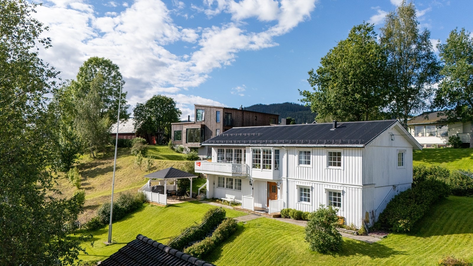Eiendomsmegler Norge v/Eiendomsmegler MNEF Tomi C. Johansen presenterer her en svært innbydende og romslig bolig, beliggende i ett villaområde med havutsikt og lang solgang! Galleribilde