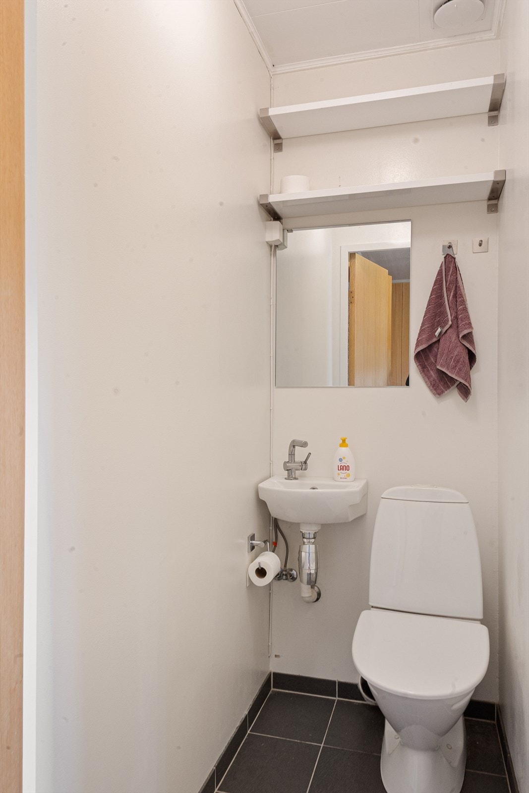 Wc-rom. Flislagt gulv gir et praktisk og lettstelt underlag i toalettrommet. Galleribilde