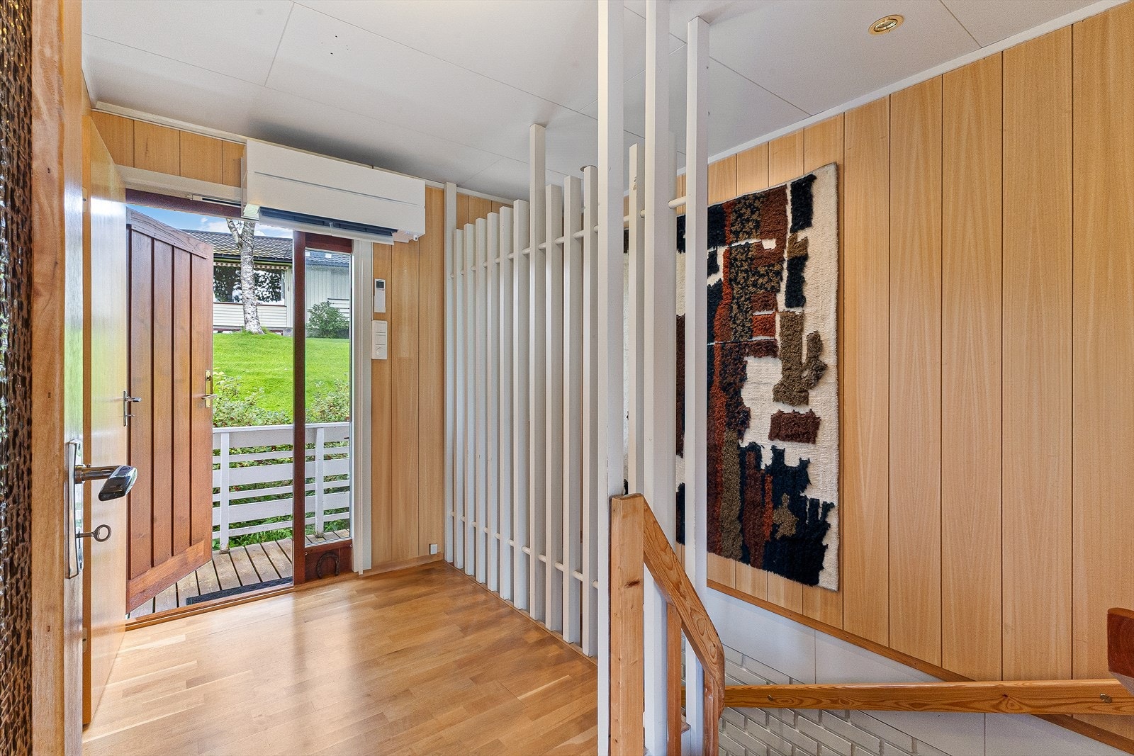 Plass til oppbevaring og enkel tilgang til boligen fra entréen. Dette er en tilleggs-inngang i tilknytning øversiden i hovedetasjen. Galleribilde