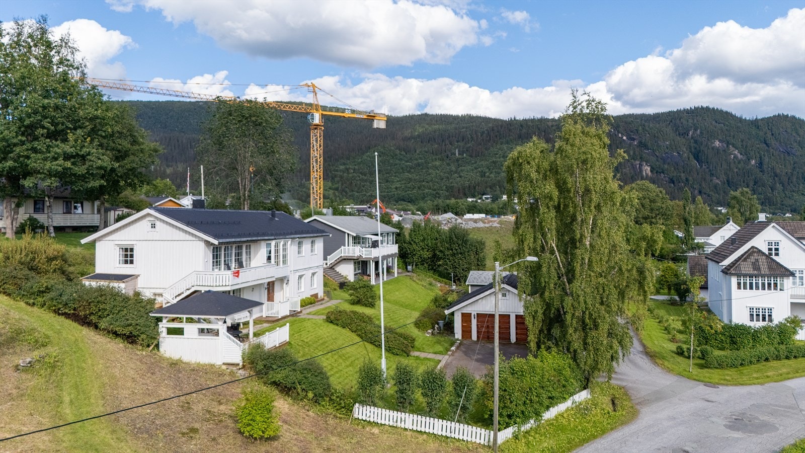 Eiendommen ligger i et rolig boligområde med nærhet til absolutt alt en barnefamilie måtte ha behov for, og dette innen en radius av 1.5km. Galleribilde