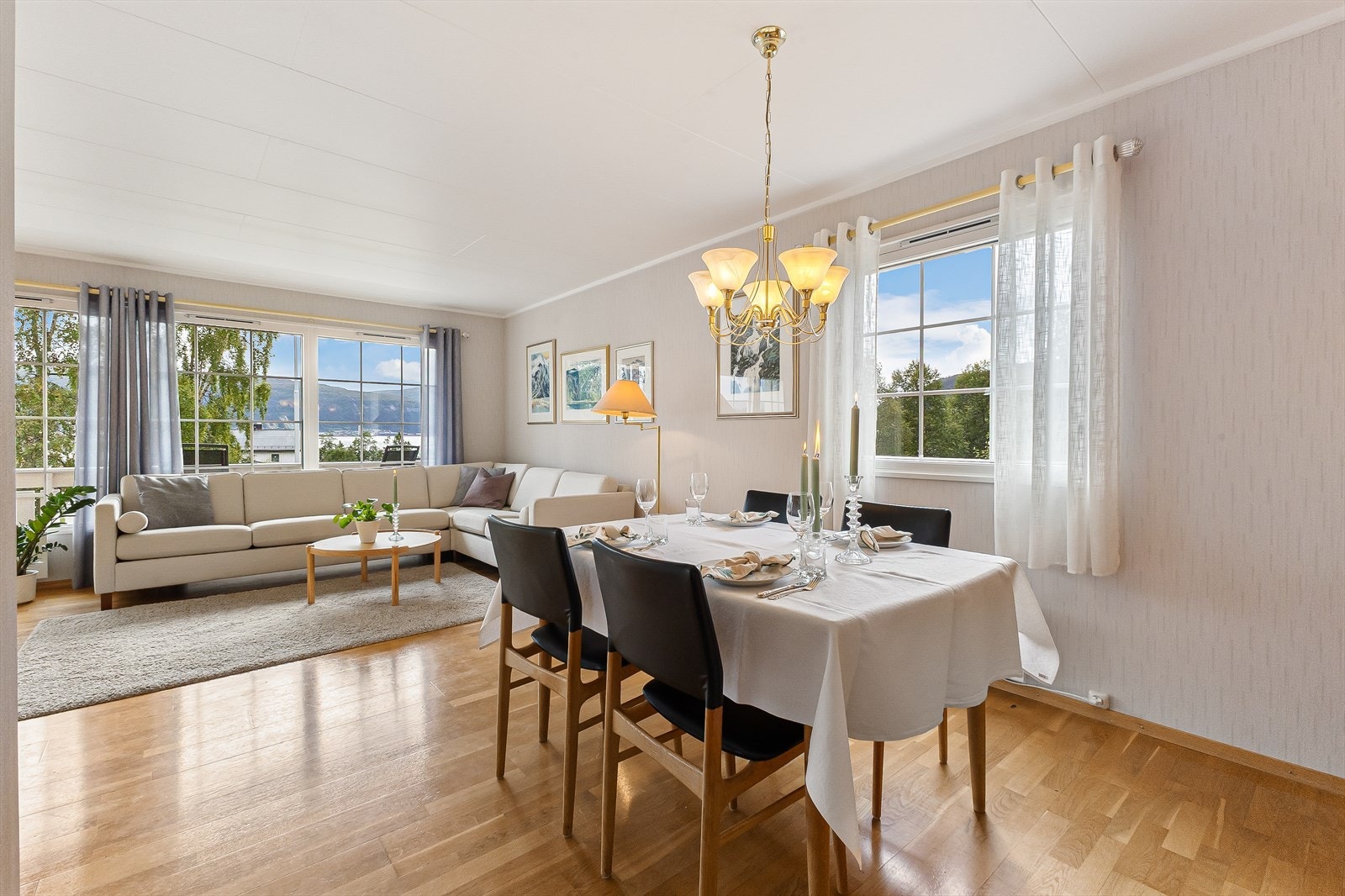 Store vindusflater gir godt med naturlig lys. Galleribilde