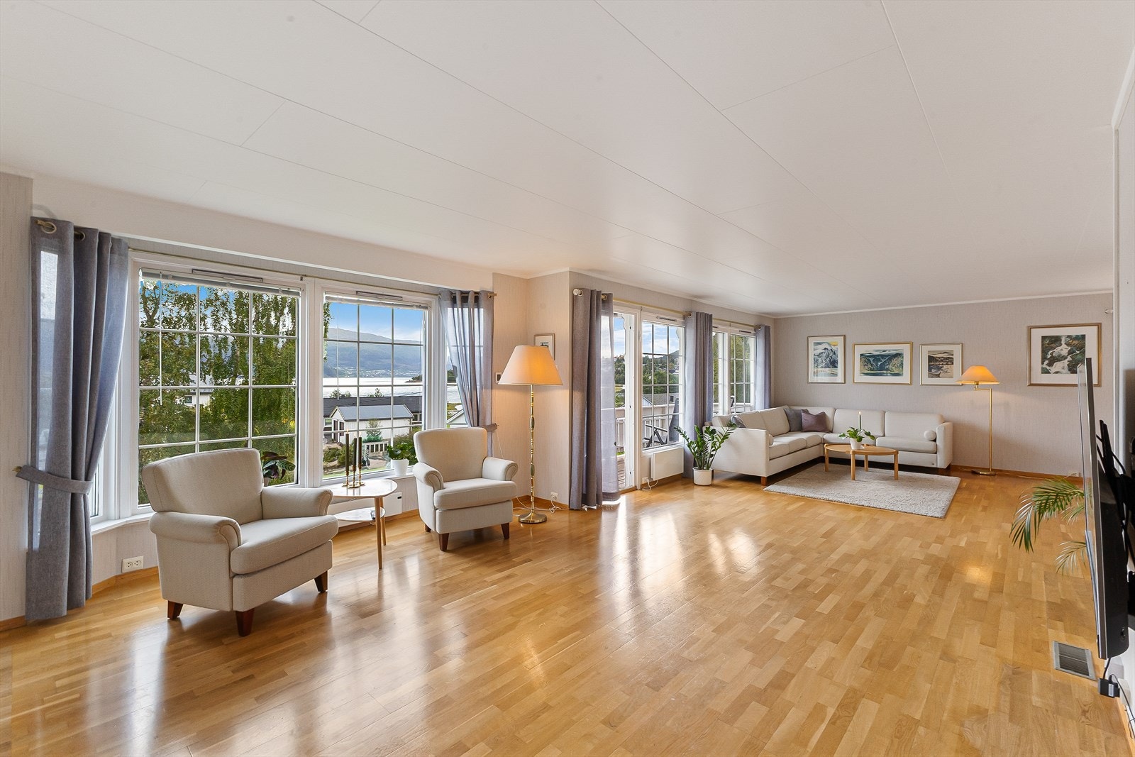 Stuen er stor av størrelse og gir svært gode møbleringsmuligheter. Galleribilde