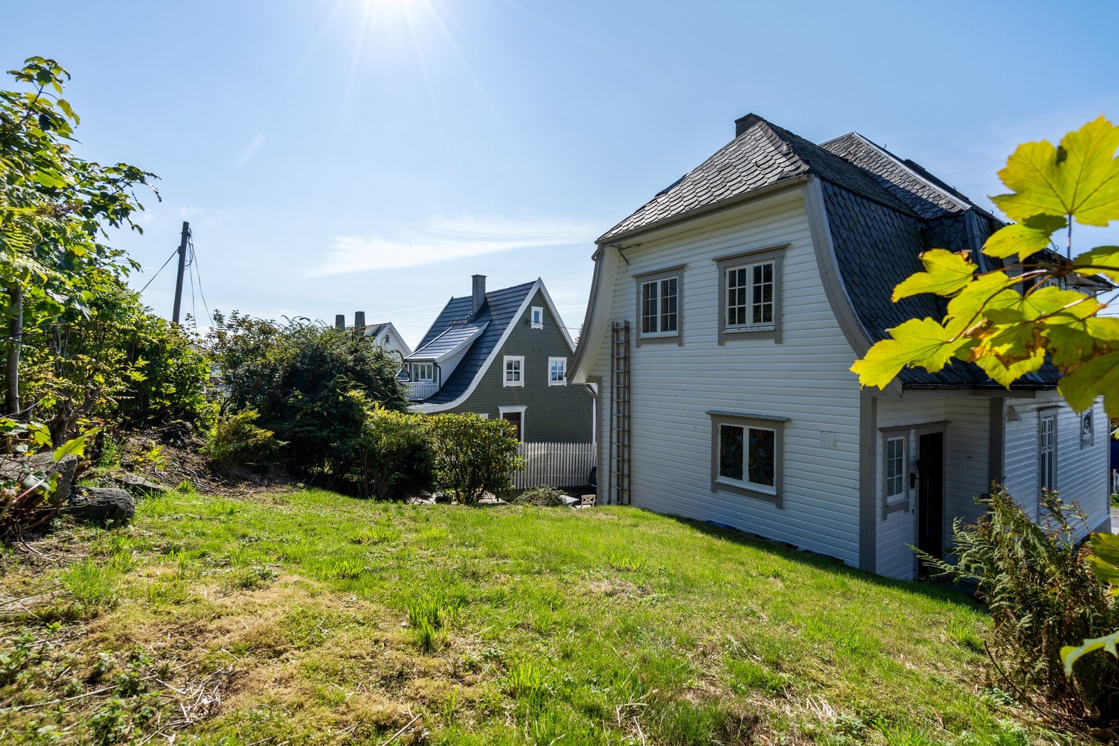 Koselig liten bakhage Galleribilde