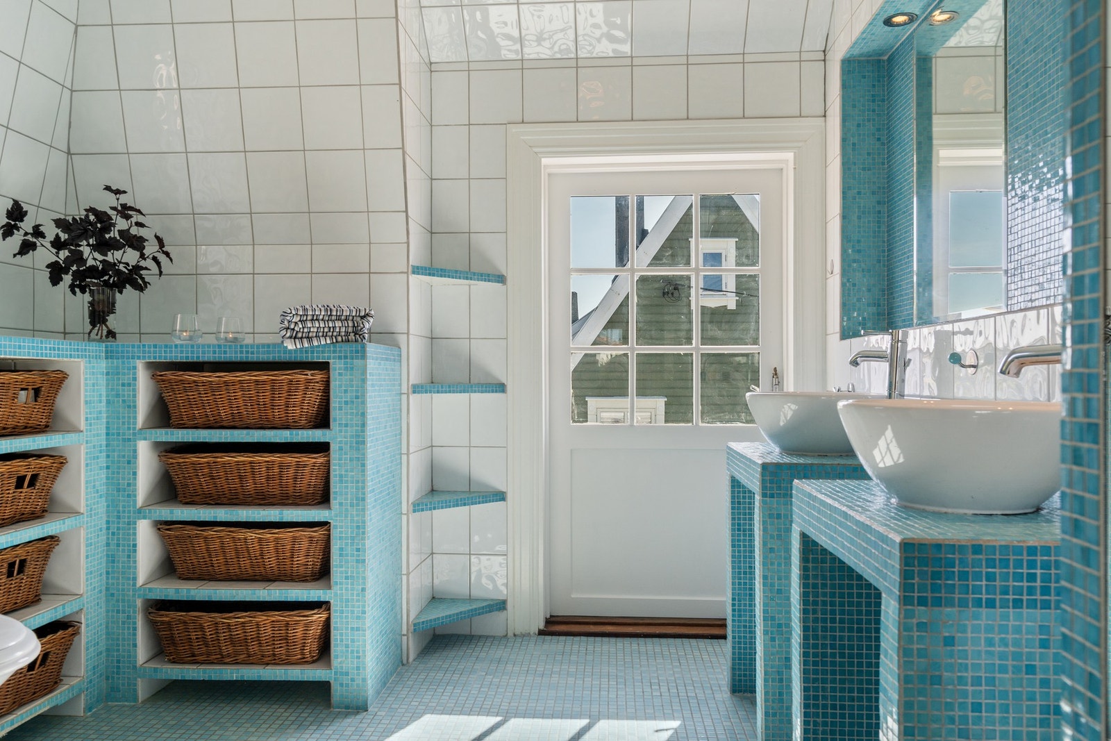 Fra badet er det utgang til den sørvendte balkongen Galleribilde
