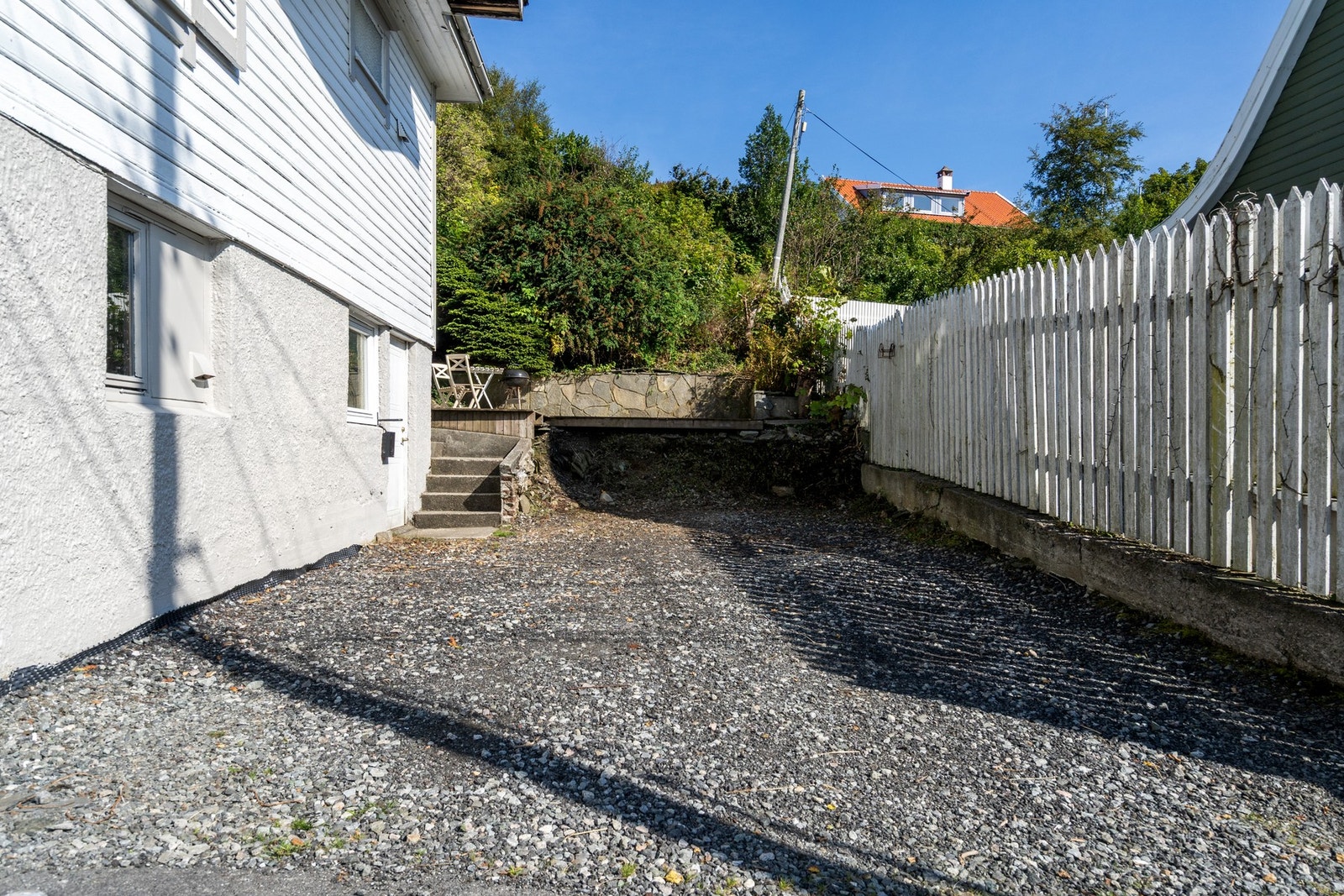 Gårdsplass med plass til flere biler Galleribilde
