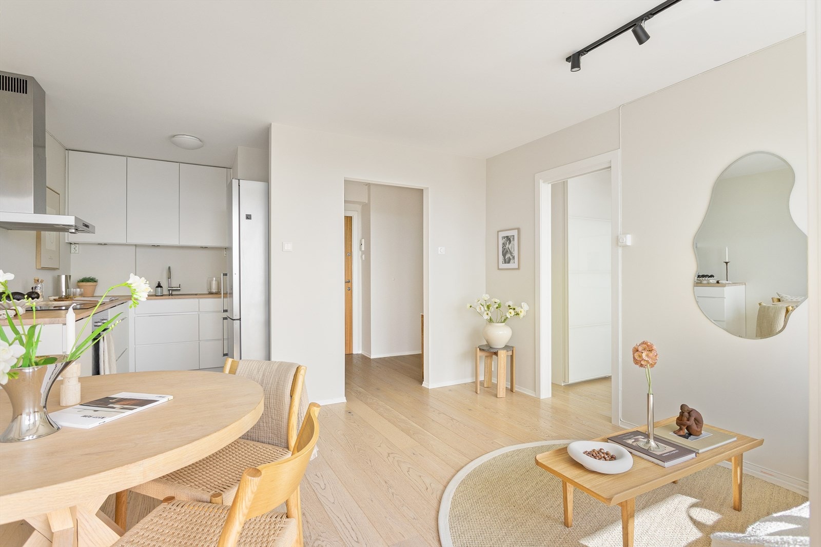 Kjøkkenet ligger i en åpen og sosial løsning mot stuen og spiseplassen. Galleribilde