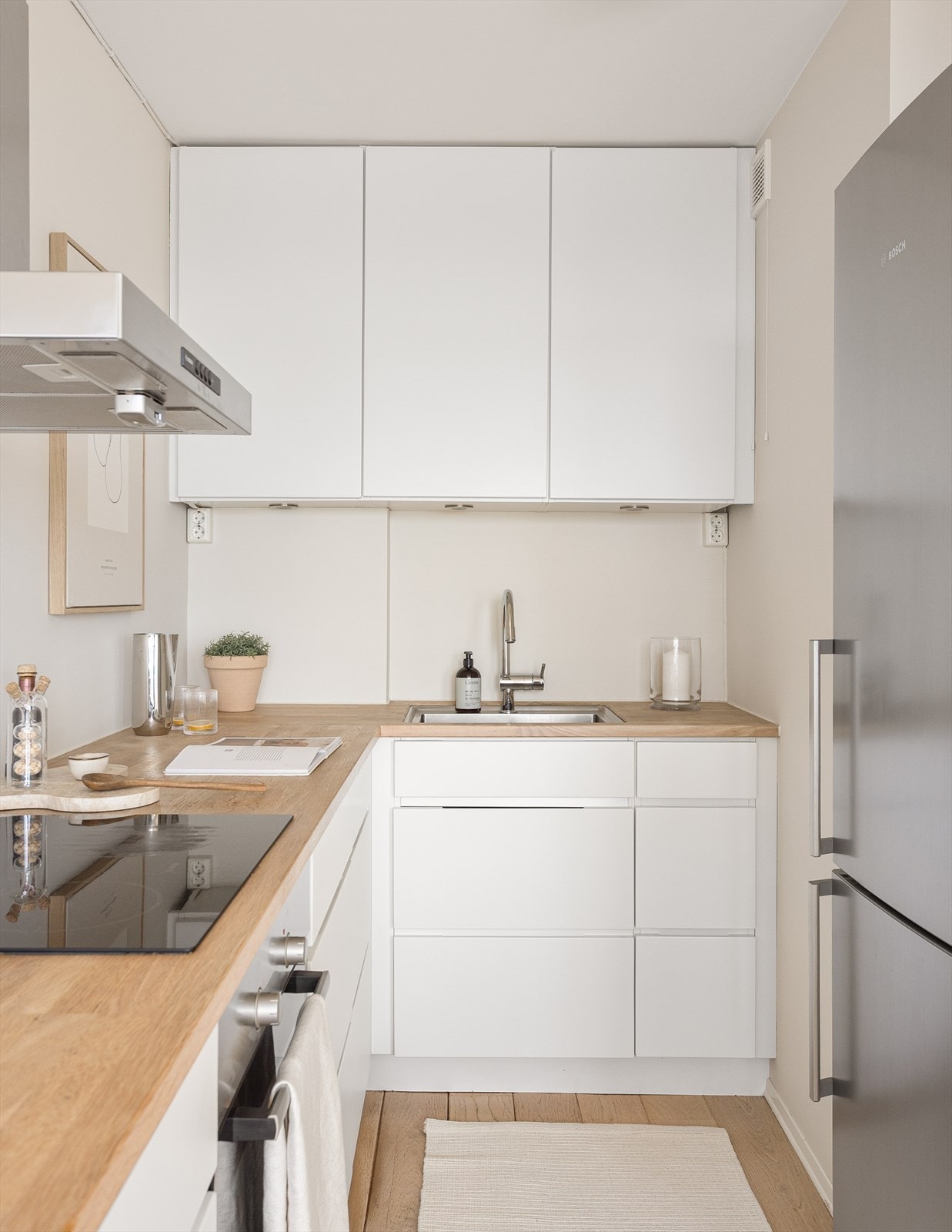 Kjøkkenet er utstyrt med integrert stekeovn og platetopp, samt oppvaskmaskin og frittstående kjøl-/fryseskap. Galleribilde