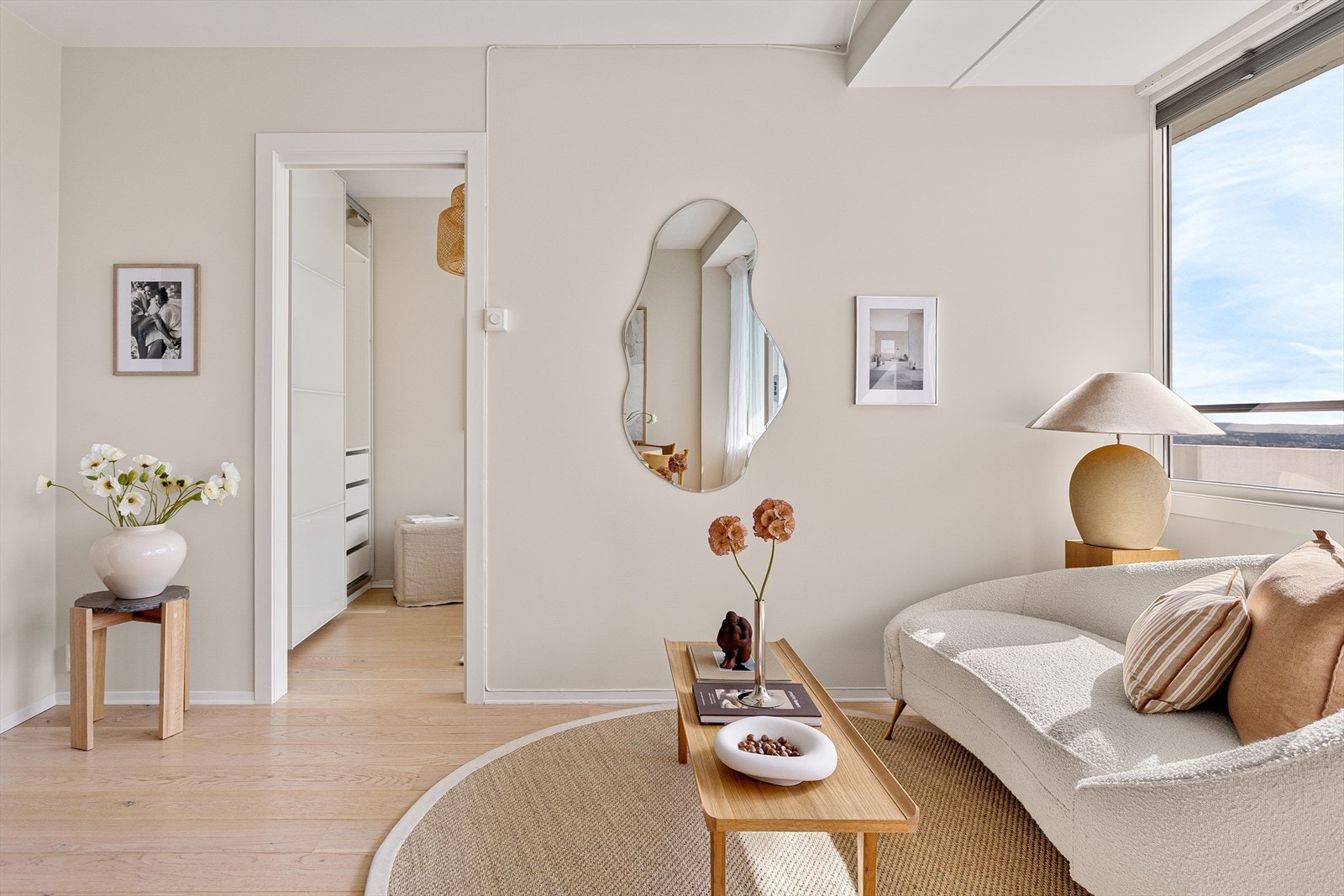 Leiligheten er malt i delikate farger med pent parkettgulv. Galleribilde