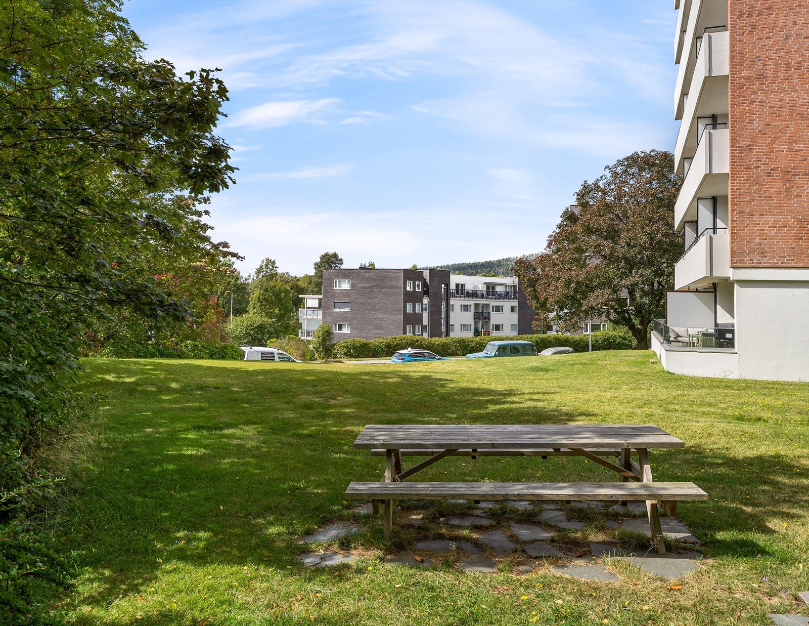 Rundt boligen finner du flotte grøntområder og benkeplasser! Galleribilde