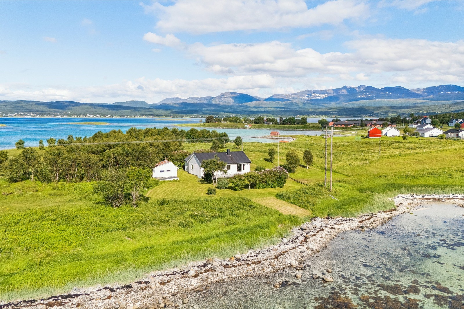 Eiendommen ligger usjenert til, helt nede ved stranda på Fjelldal. Galleribilde