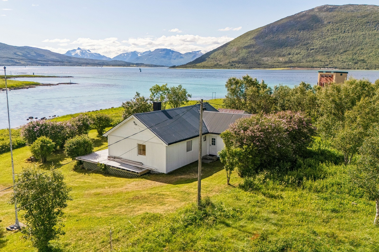 Enebolig med enestående beliggenhet i Tjeldsundet - nydelig utsikt og sol. Galleribilde