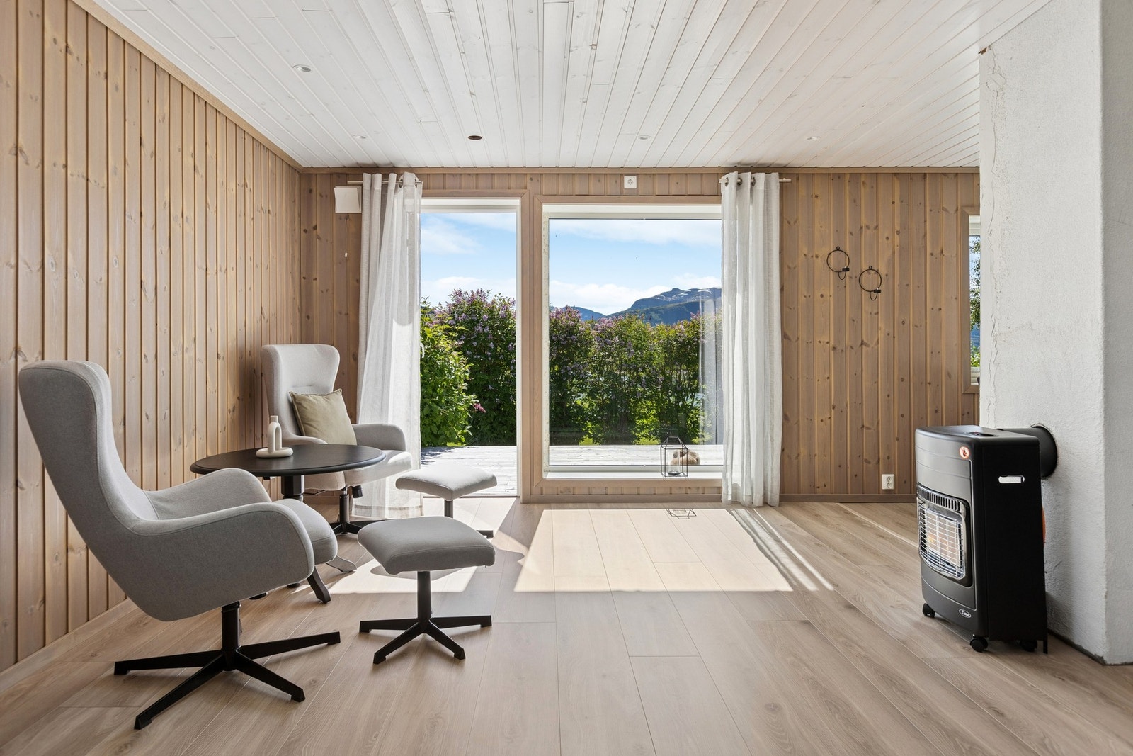 Fra stuen er det direkte utgang til terrassen og hagen. Galleribilde