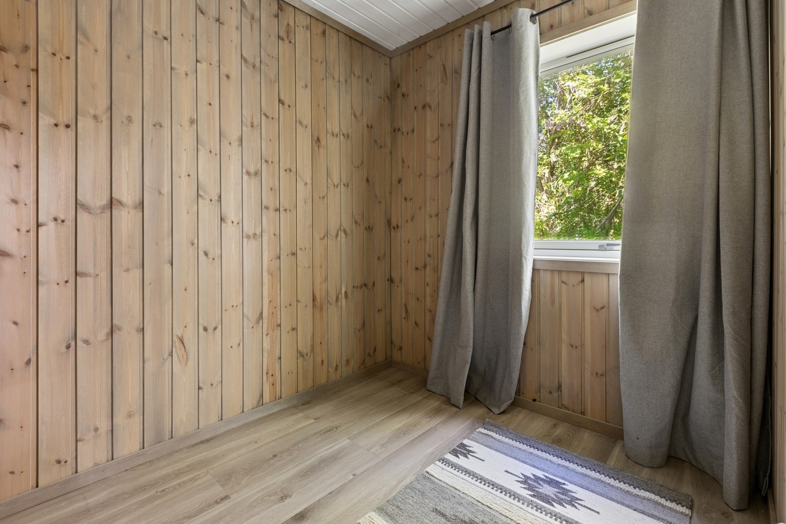 Soverommene har panel på veggene, som gir en lun atmosfære. Galleribilde