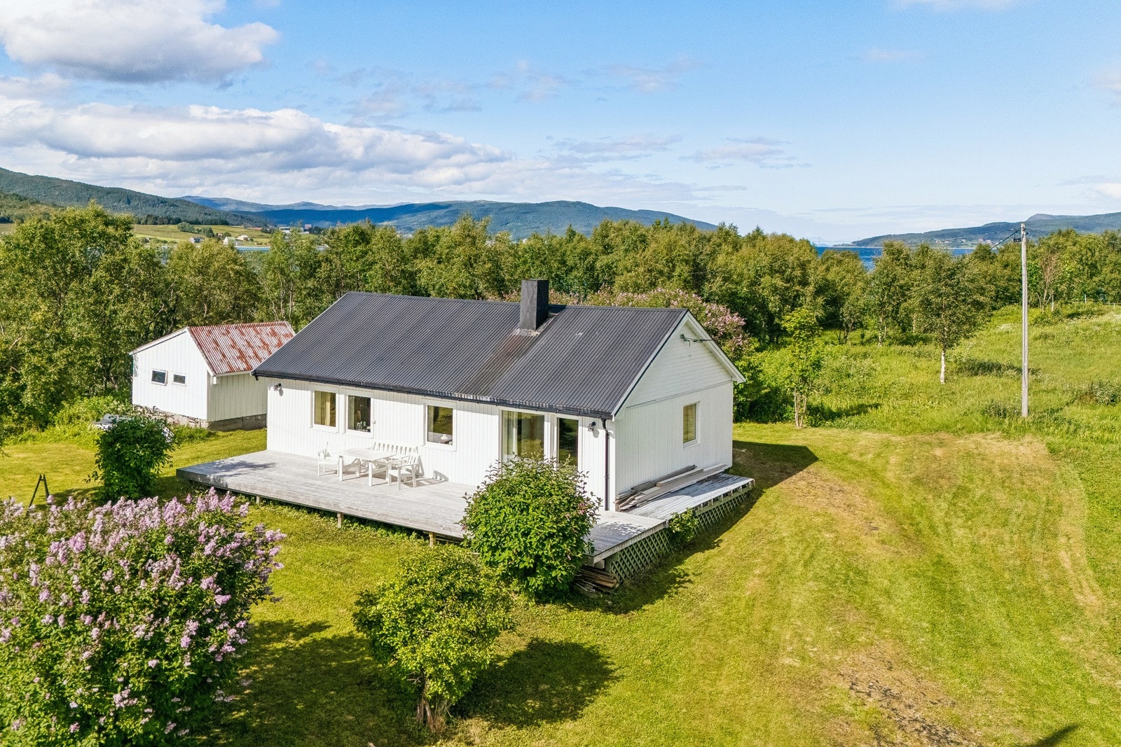 Stor terrasse som er vendt mot sør/sørvest. Meget gode solforhold på eiendommen. Galleribilde