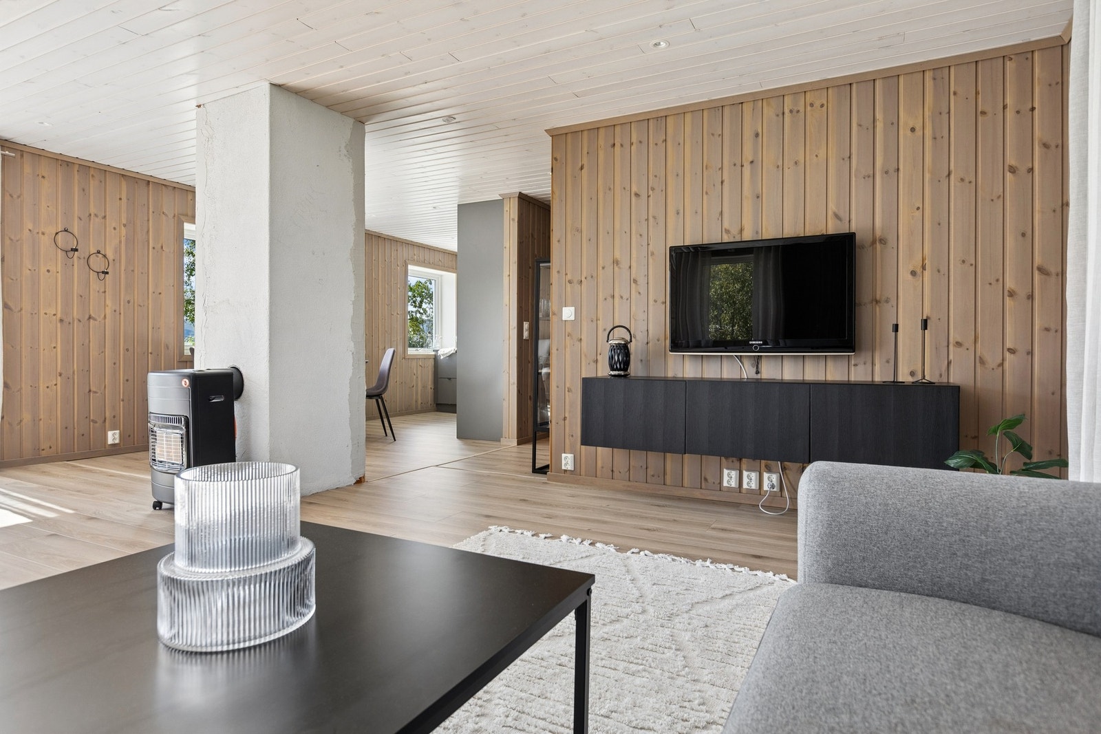 Stuen er enkel å møblere for ulike behov, med plass til TV-seksjon. Galleribilde