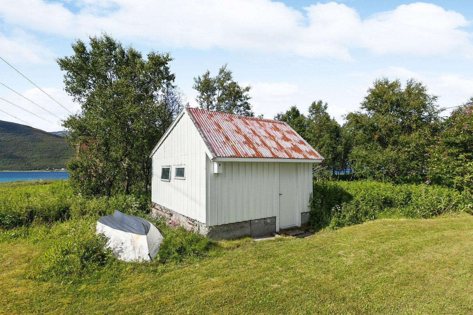 Eget uthus av eldre dato på tomten gir gode lagringsmuligheter for utstyr og redskaper. Galleribilde