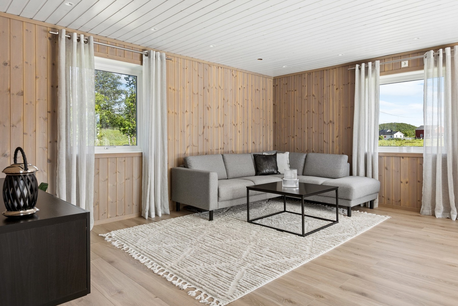 Rommet har god plass til en romslig sofagruppe. Galleribilde