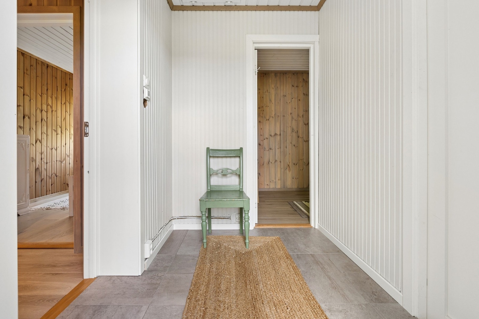 Praktiske gulvfliser i gangen. Galleribilde