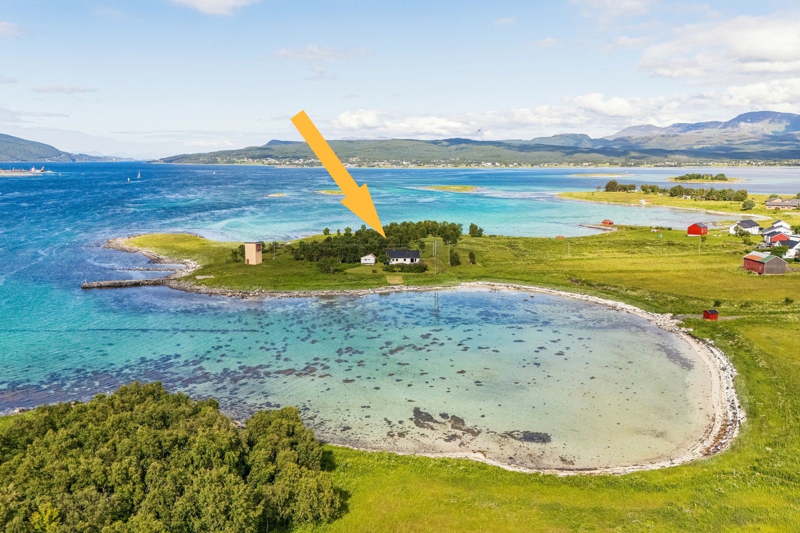 Avdelingsleder/Eiendomsmegler Øyvind Guldhaugen presenterer Strandaveien 118! Foto: EFKT Galleribilde