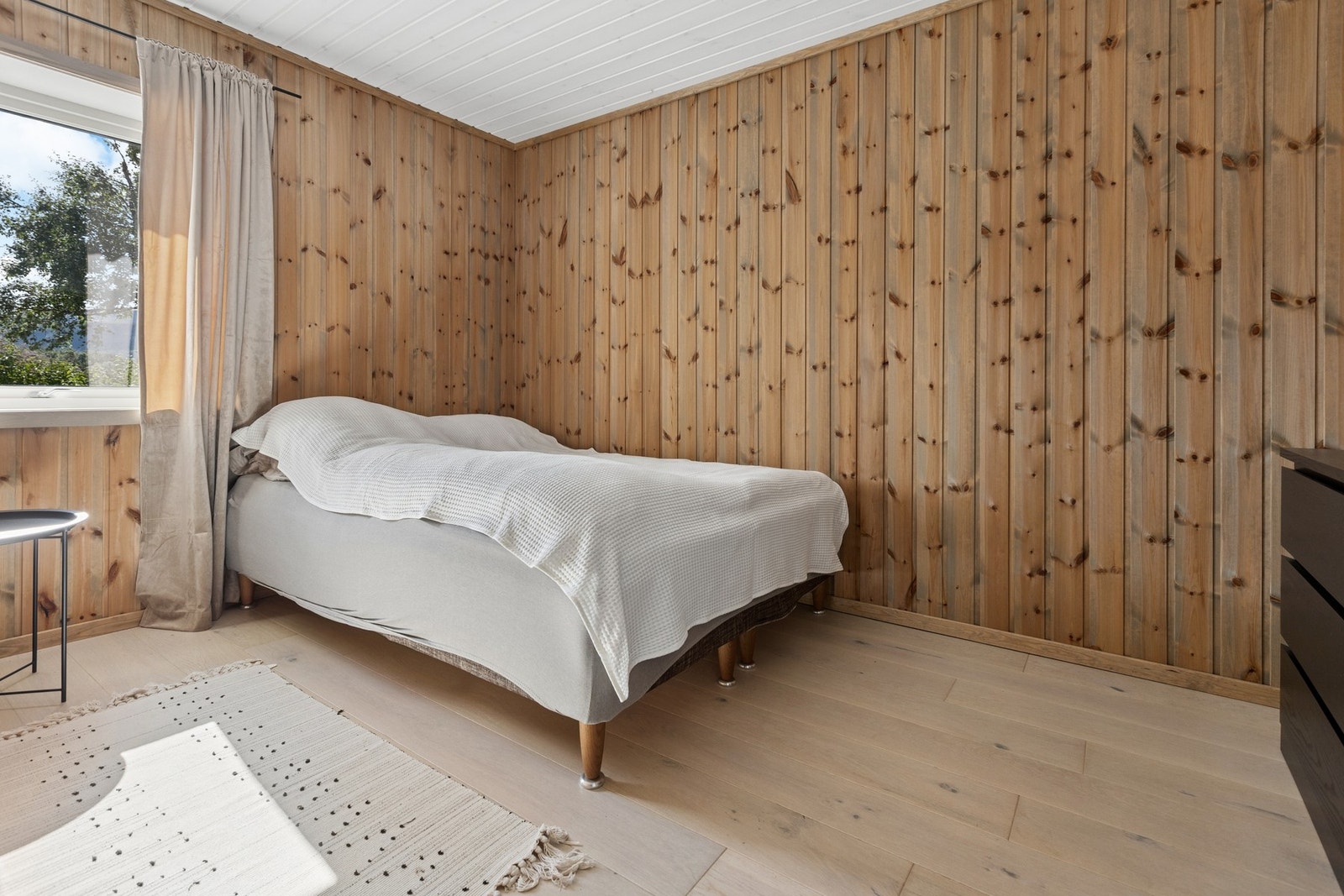 Hovedsoverom med plass til dobbeltseng og oppbevaring. Galleribilde