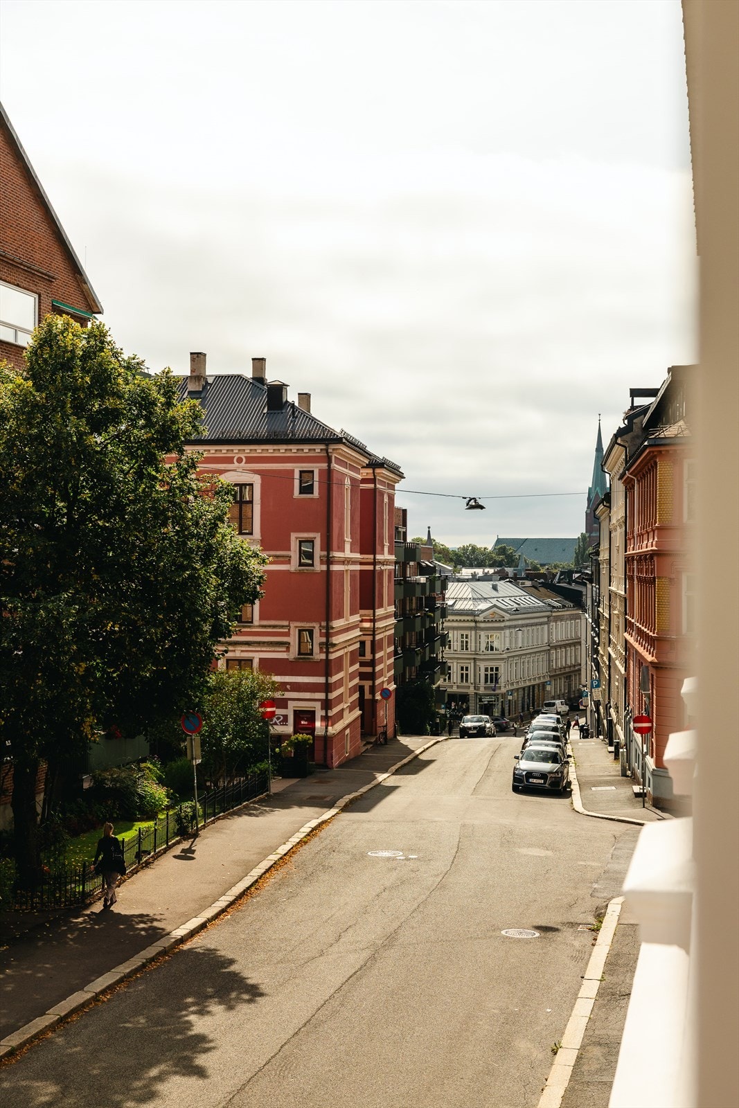 Det er også koselig utsikt nedover Rosenborggata fra stuen. Galleribilde