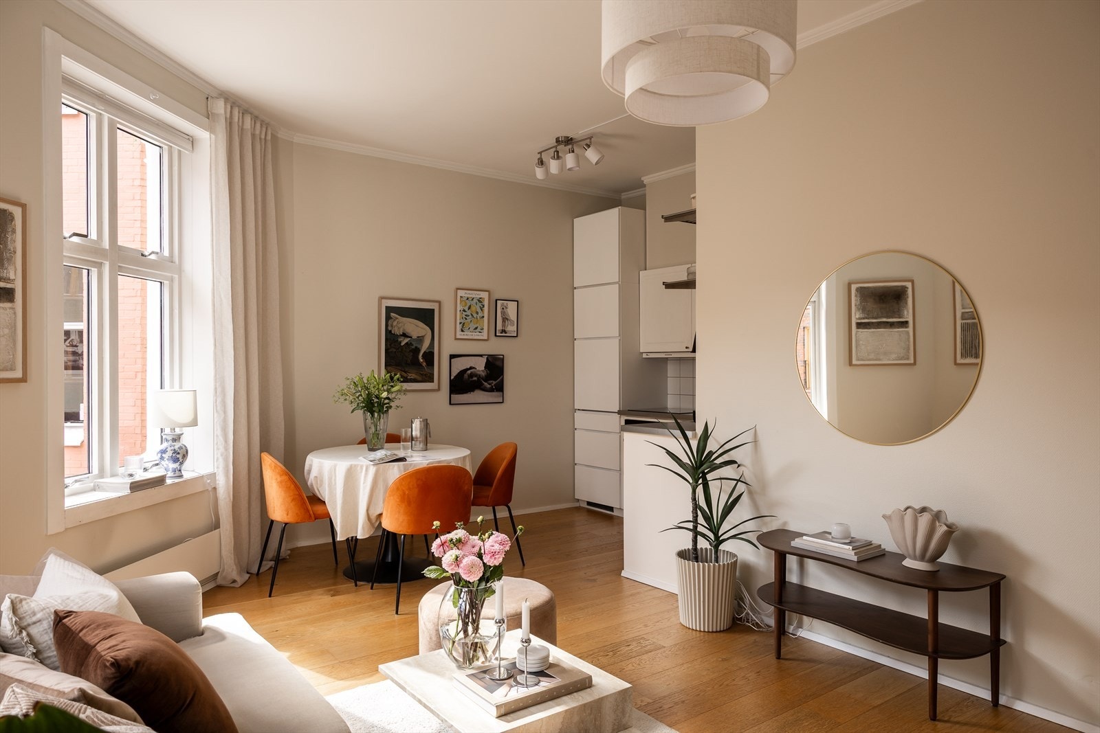 Stue- og kjøkken ligger i åpen løsning, og skaper en moderne og sosial planløsning. Galleribilde