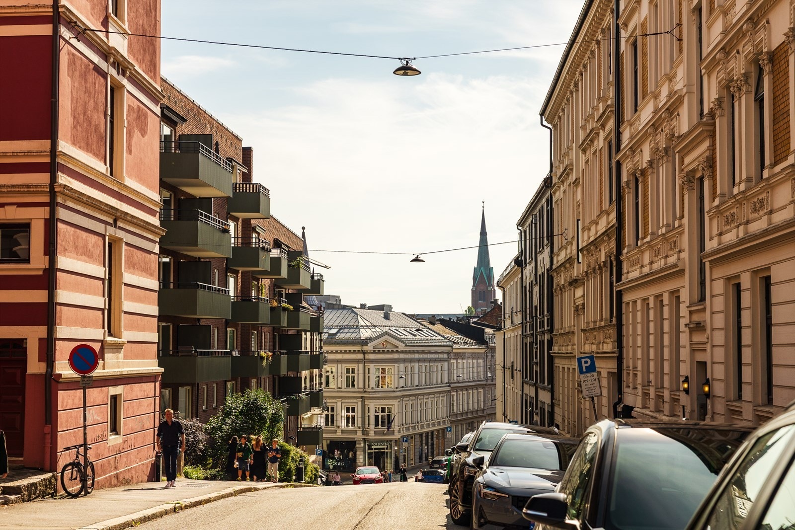 Rett ned gaten fra leiligheten finner man blant annet Bogstadveien. Galleribilde