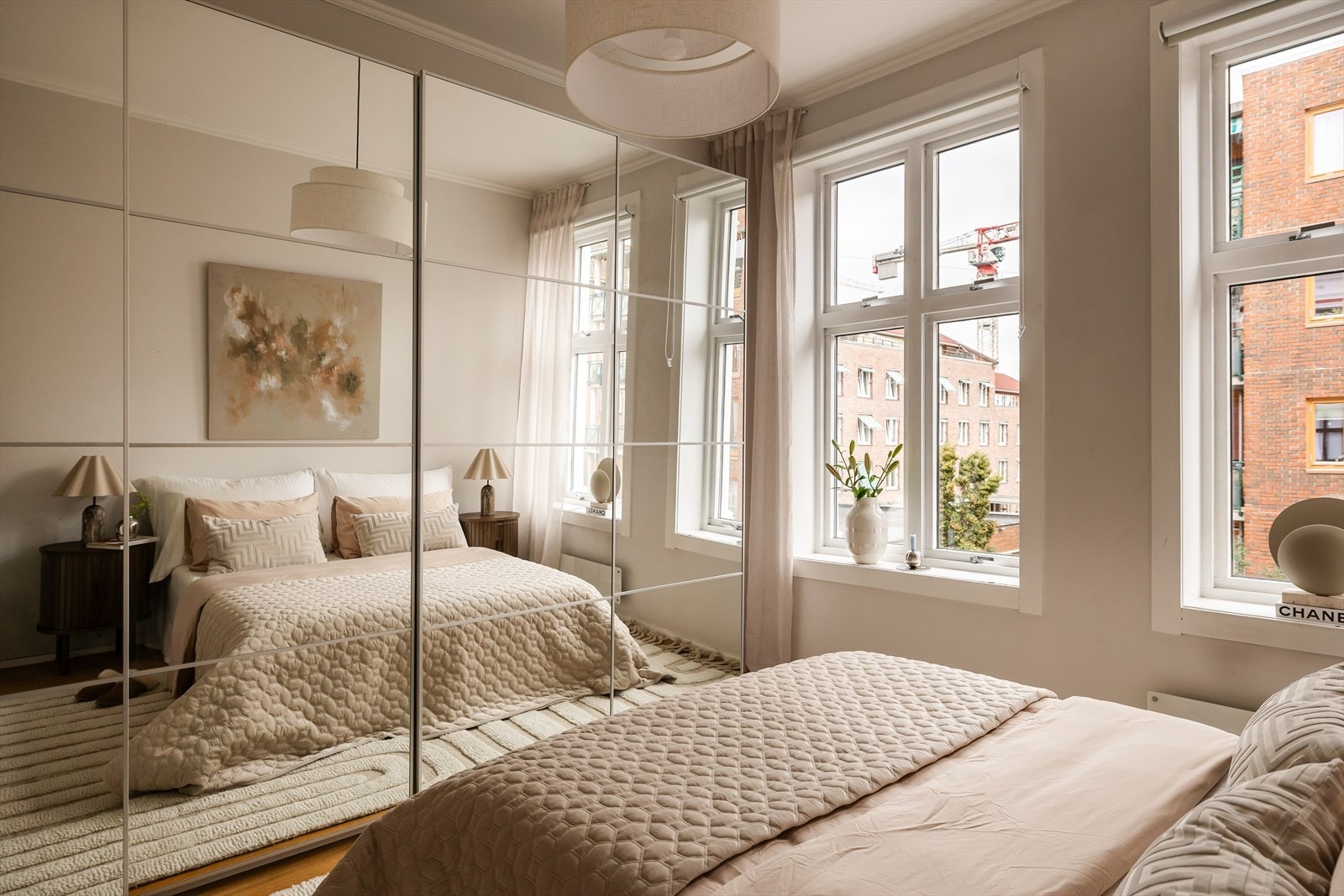 En stor skyvedørsgarderobe med speilfront følger salget. Galleribilde