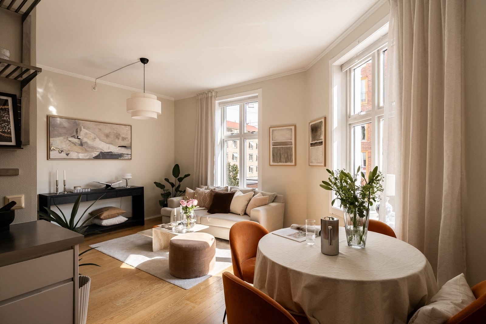 Her får du en flott og klassisk 2-roms hjørneleilighet med store vindusflater og svært gode lysinnslipp. Galleribilde