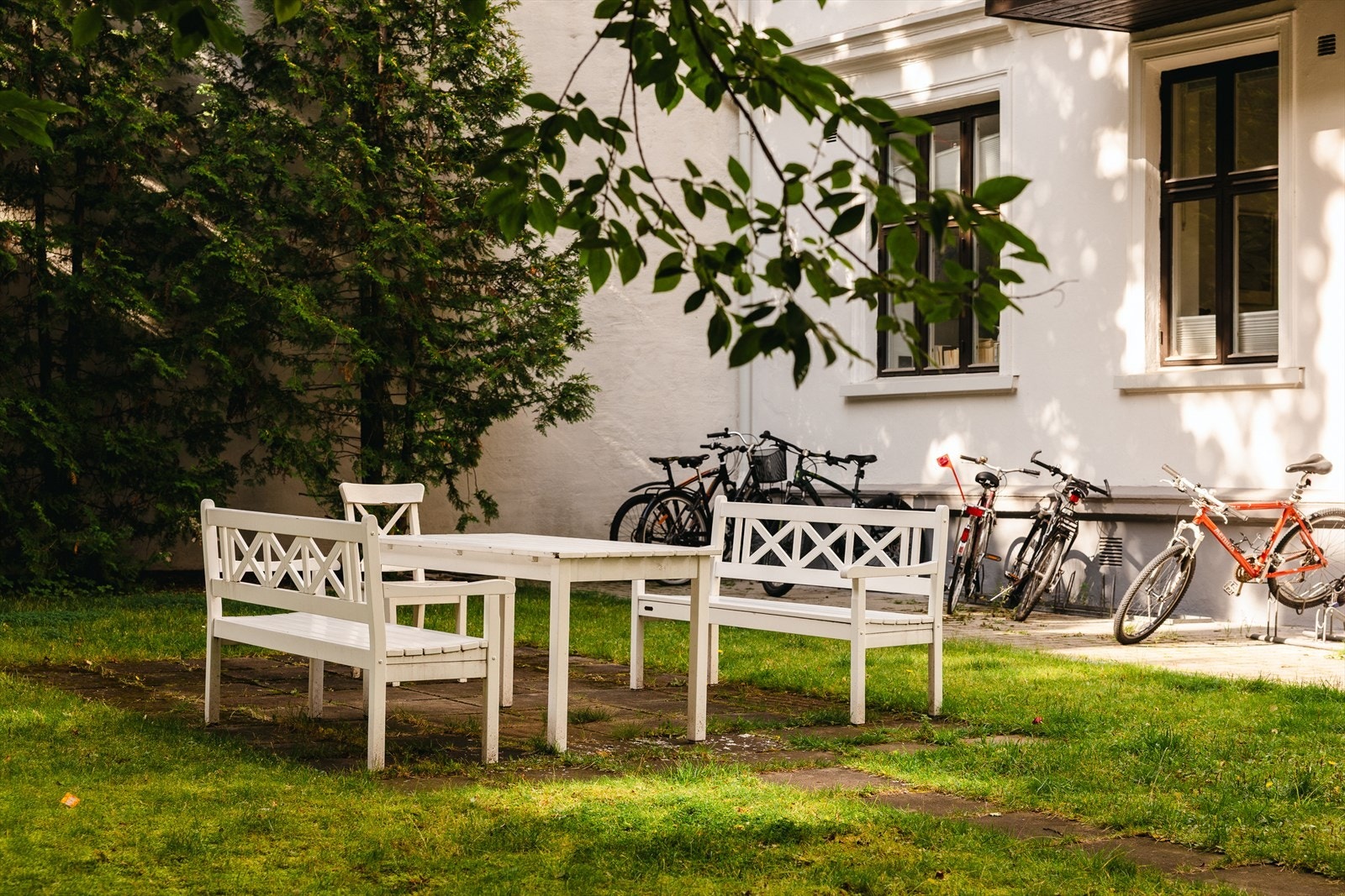 Gårdsrommet har sykkelparkering, sittegrupper, gressplen og koselig beplantning. Galleribilde