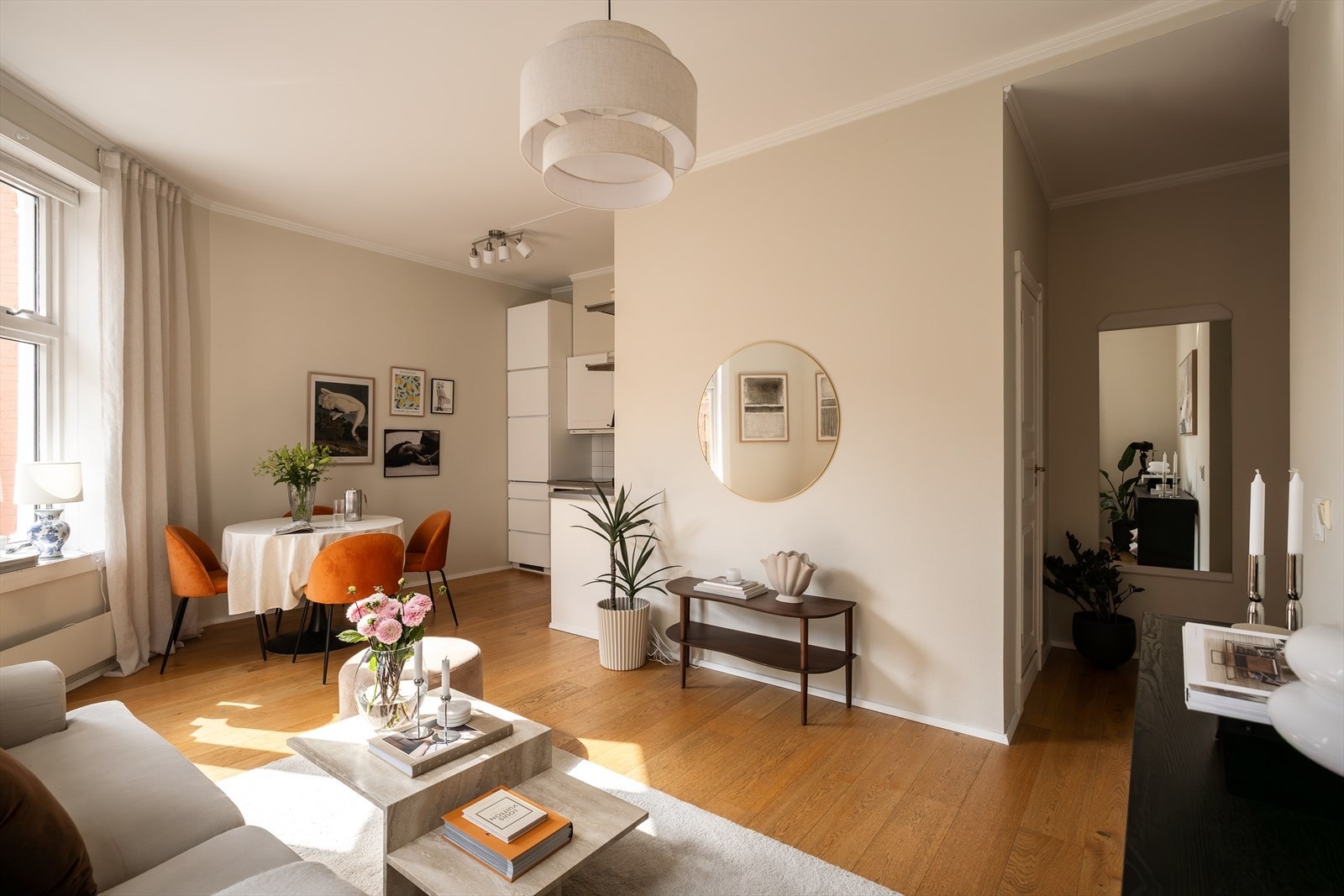Det er også god plass til et spisebord for hyggelige sammenkomster. Galleribilde