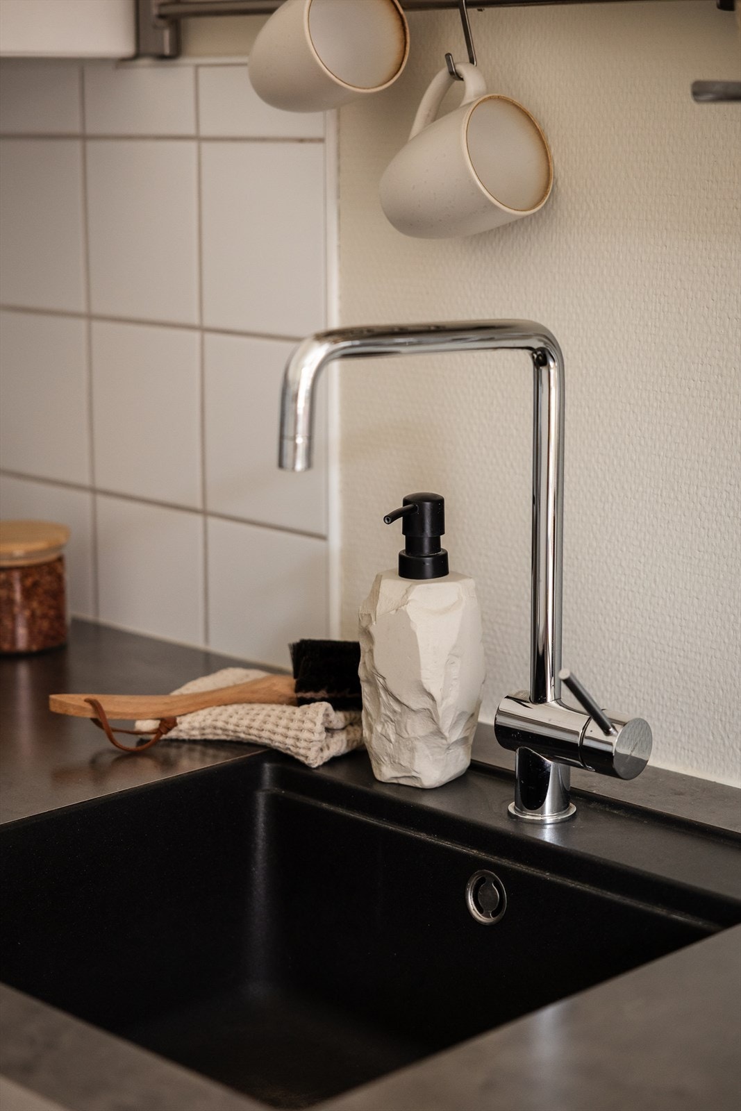 Kjøkkenet er utstyrt med integrerte hvitevarer og kjøkkenventilator. Ventilatoren fungerer også som avtrekk fra badet. Galleribilde