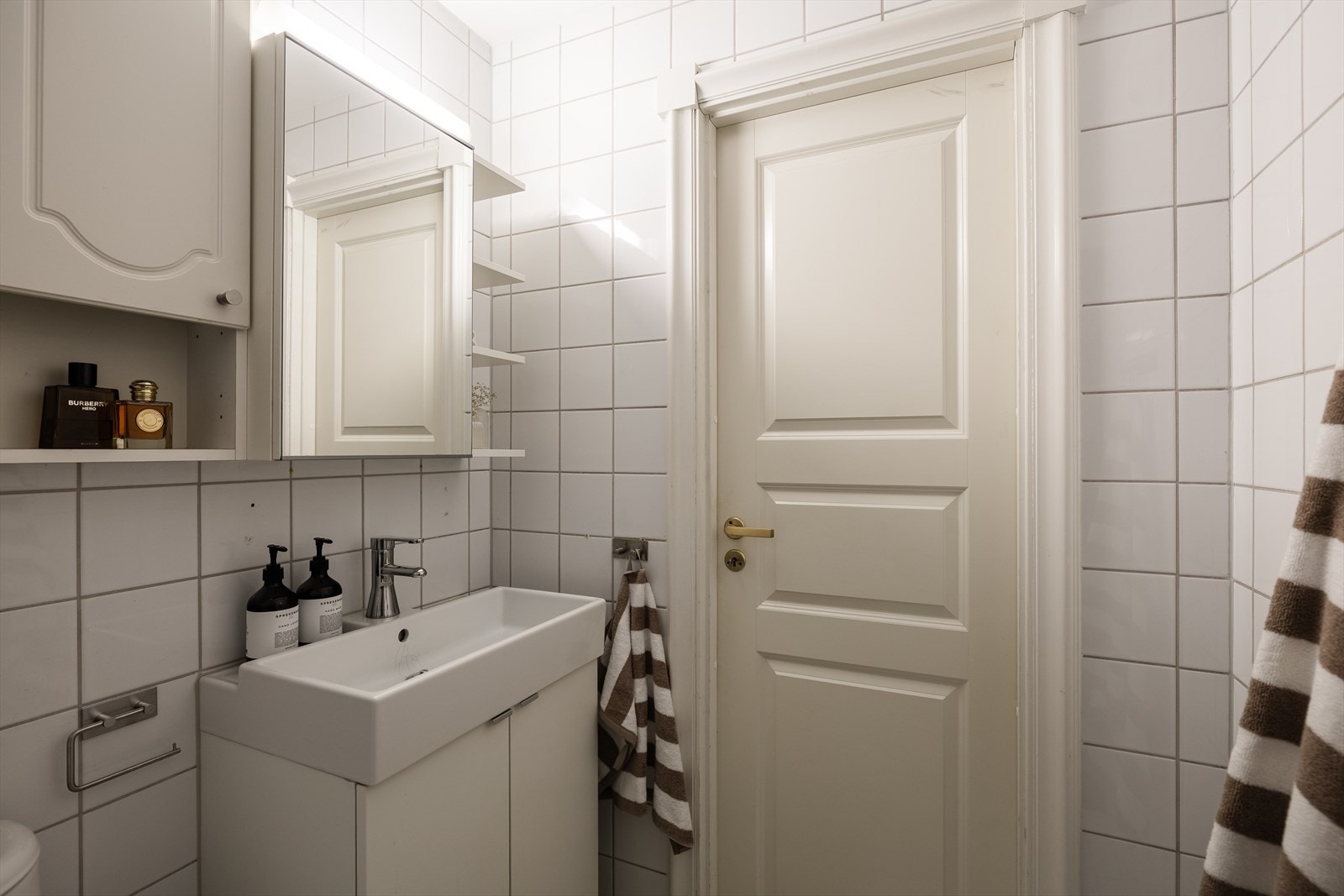 Det er videre opplegg for både vaskemaskin og tørketrommel. Badet har flislagt gulv med gulvvarme, flislagte vegger og lysmalt himling. Galleribilde