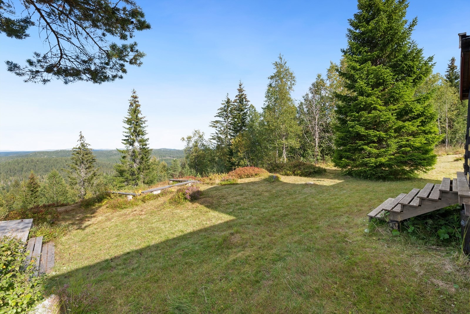 Området byr på vakker natur, flere fiskevann og et godt utgangspunkt for både fotturer, jaktturer og skiturer. Galleribilde