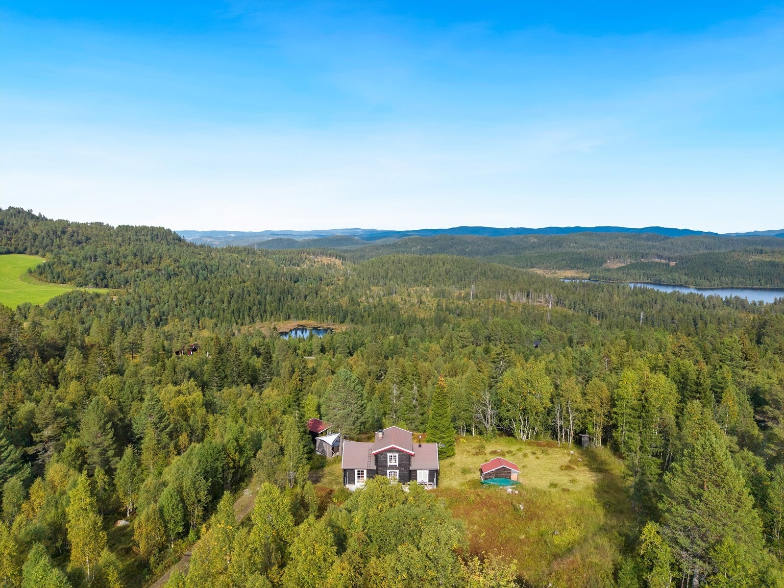 Her har man et godt utgangspunkt for rekreasjon med skiturer og fotturer i vakkert landskap. Det er også flere populære fiskevann i området. Galleribilde
