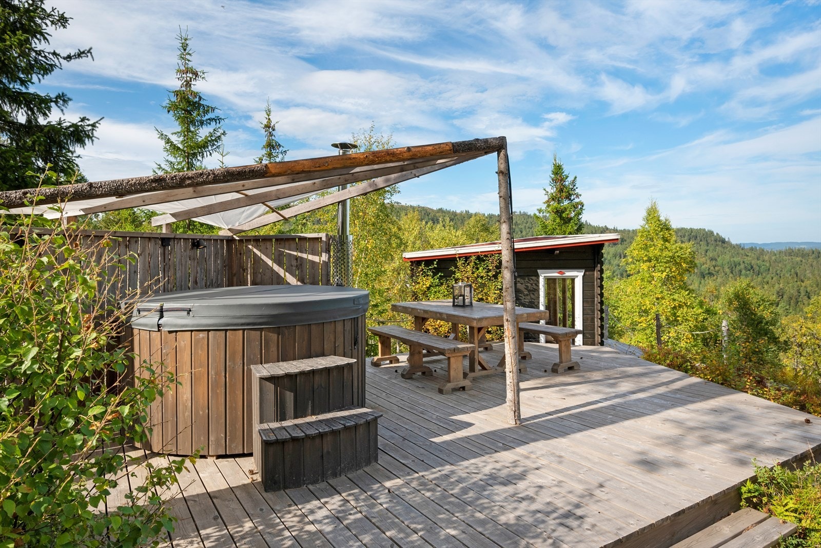 Terrasse med stamp og fint uteområde. Galleribilde