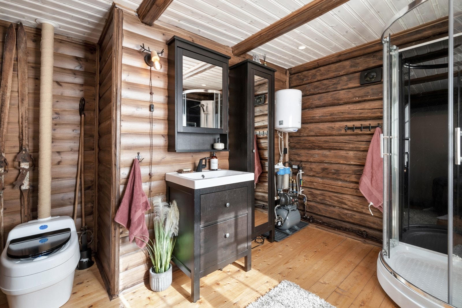 Bad - vann inn til hytta via pumpeløsning med sommer- og vintervann, samt varmtvannstank og dusj som gir gode helårsmuligheter. Galleribilde