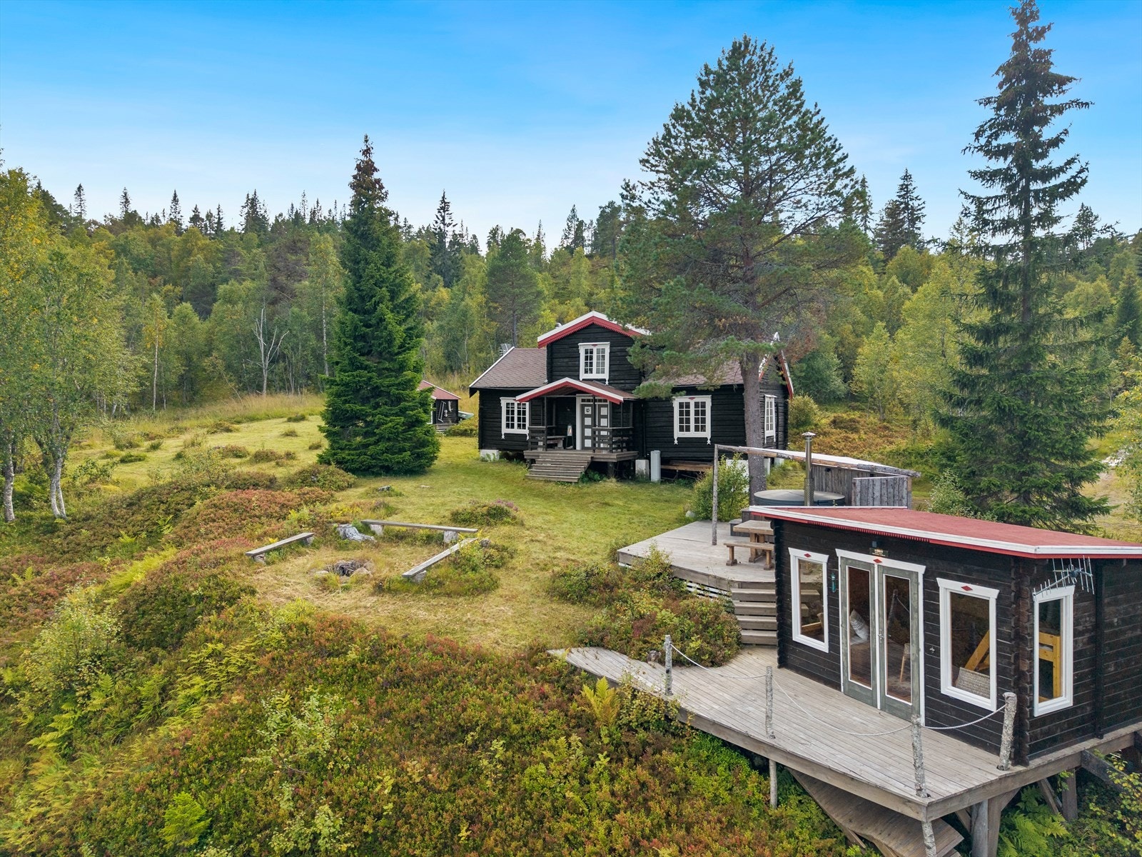 Til høyre i bildet ser man annekset som kan benyttes til ekstra soverplasser eller utestue. Galleribilde